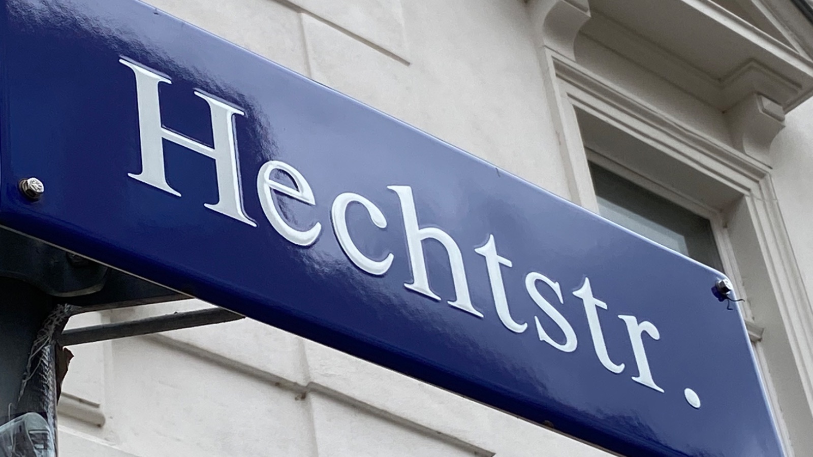 Straßenschild Hechtstraße vor einem Gründerzeithaus