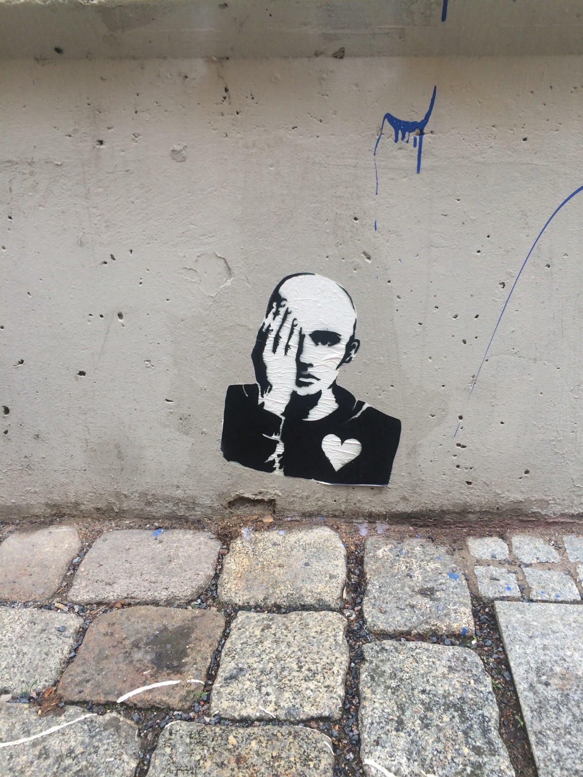 Streetart im Hechtviertel: Figur mit Hand vor dem Auge und Herz auf der Brust